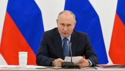 Ảnh ấn tượng (18-24/9): Ông Putin nói Nga tăng gấp đôi sản lượng xe bọc thép, Tướng Ukraine tới thực địa giáp Belarus, Mỹ-Iran trao đổi tù nhân