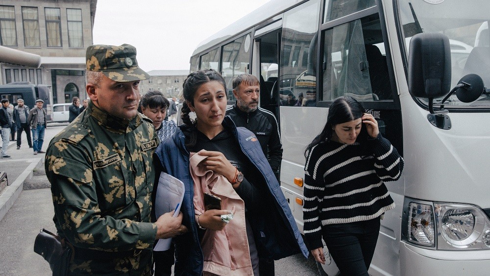 (09.25) Người Armenia thiểu số từ Nagorno-Karabakh được đưa tại thành phố Goris, Armenia. (Nguồn: New York Times)