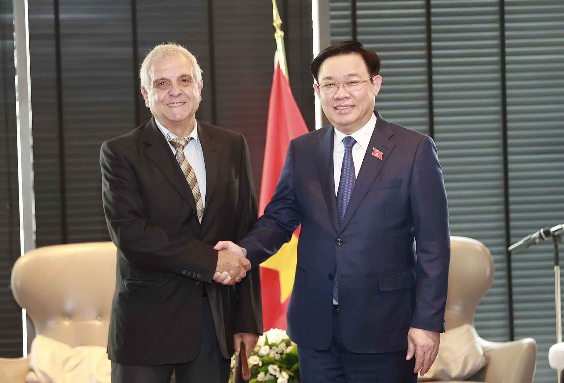 Chủ tịch Quốc hội Vương Đình Huệ tiếp Chủ tịch Hội hữu nghị Bulgaria-Việt Nam Simeon Dimchev. (Nguồn: TTXVN)