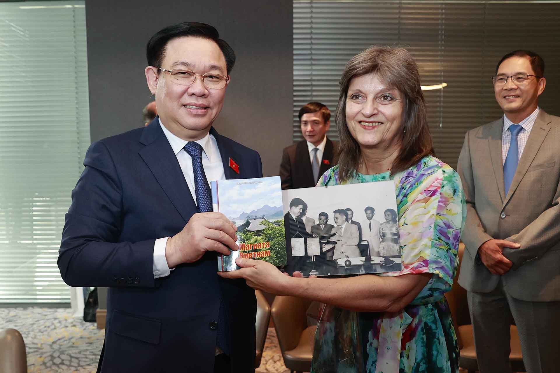 Thành viện Hội hữu nghị Bulgaria-Việt Nam tặng sách Chủ tịch Quốc hội Vương Đình Huệ. (Nguồn: TTXVN)