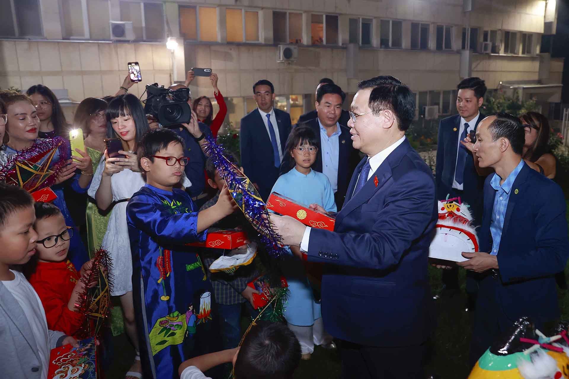 Chủ tịch Quốc hội Vương Đình Huệ trao quà Trung thu cho các cháu học sinh. (Nguồn: TTXVN)