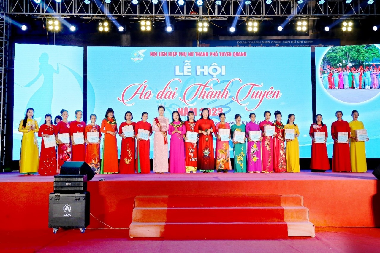 Á hậu Lê Thị Khánh Vân tham gia trình diễn tại Lễ hội Áo dài Thành Tuyên 2023