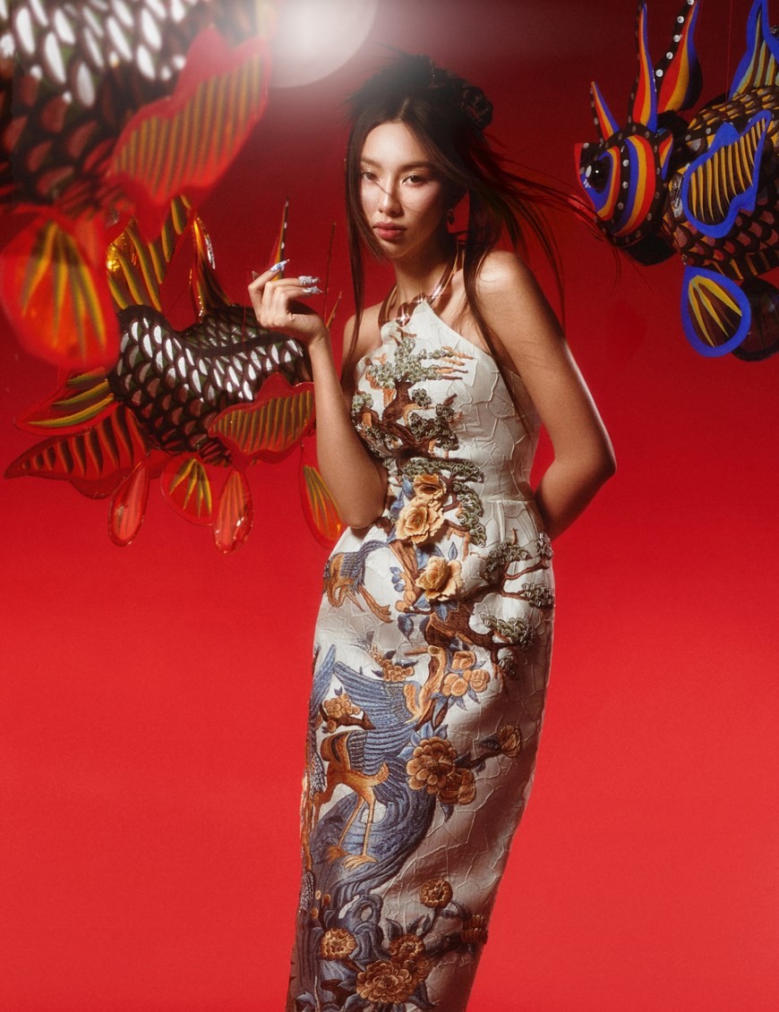Hoa hậu Thùy Tiên khéo léo sử dụng trang phục của nhà thiết kế Việt, với những đường cắt xẻ quyến rũ, khoe trọn nhan sắc nhưng không kém phần tinh tế và thanh lịch. (Nguồn: Vietnam+)