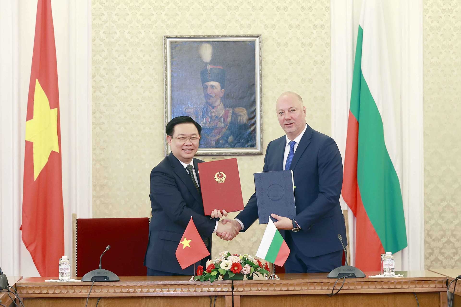 Chủ tịch Quốc hội Vương Đình Huệ và người đồng cấp Bulgaria Rosen Zhelyazkov ký Bản ghi nhớ hợp tác giữa Quốc hội hai nước.  (Nguồn: TTXVN)