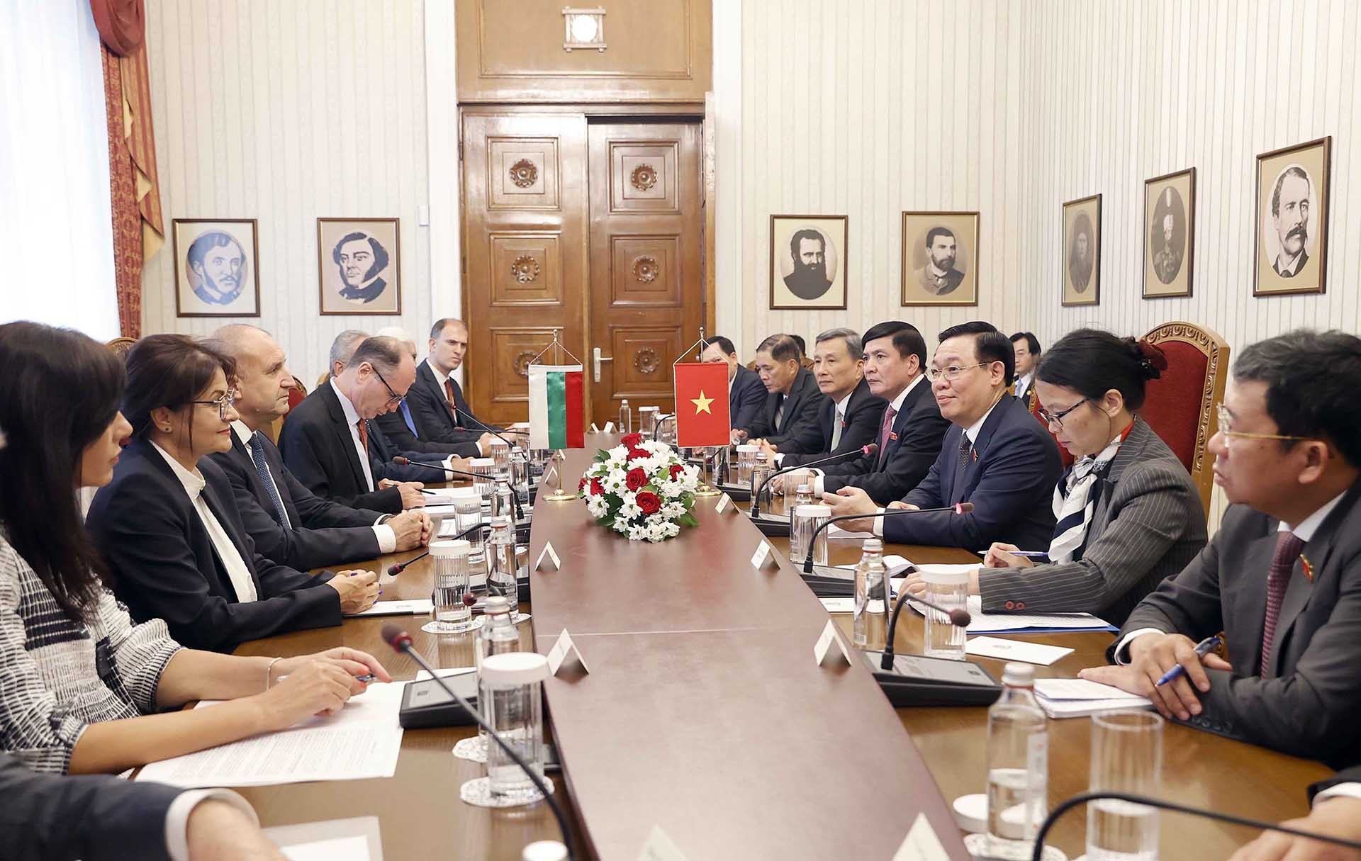 Chủ tịch Quốc hội Vương Đình Huệ hội kiến Tổng thống Bulgaria Rumen Radev. (Nguồn: TTXVN)