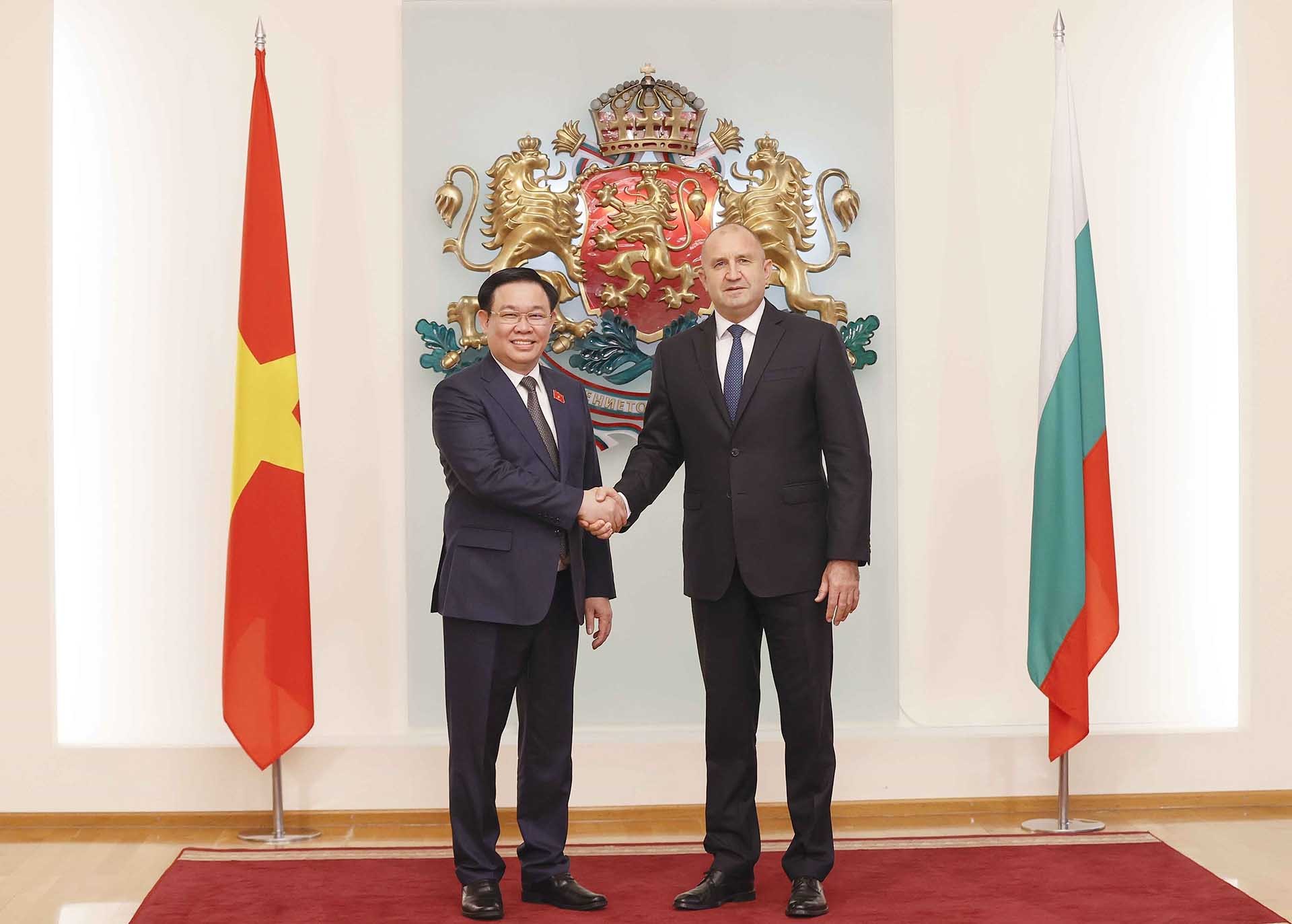 Chủ tịch Quốc hội Vương Đình Huệ và Tổng thống Bulgaria Rumen Radev. (Nguồn: TTXVN)