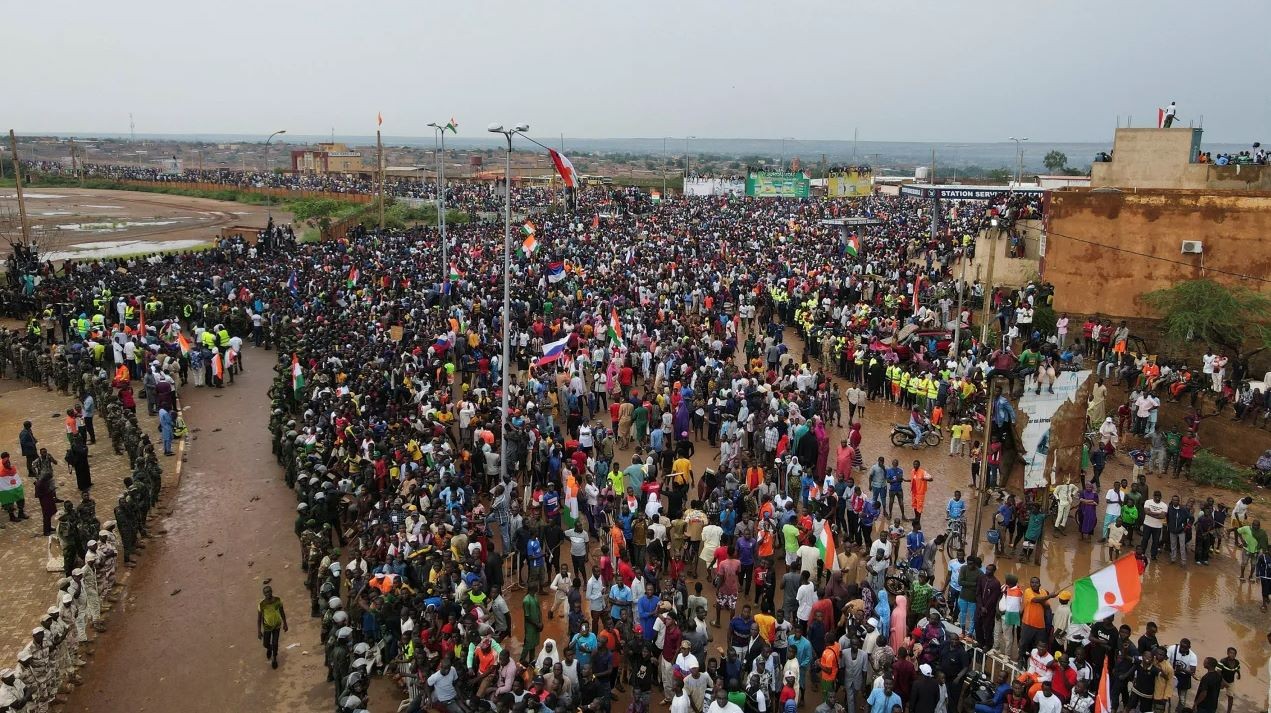 Hàng nghìn người Nigeria tập trung trước trụ sở quân đội Pháp để ủng hộ binh lính đảo chính và yêu cầu quân đội Pháp rời đi, tại Niamey, Niger, vào ngày 2 tháng 9 năm 2023. (NGuồn: Reuters)