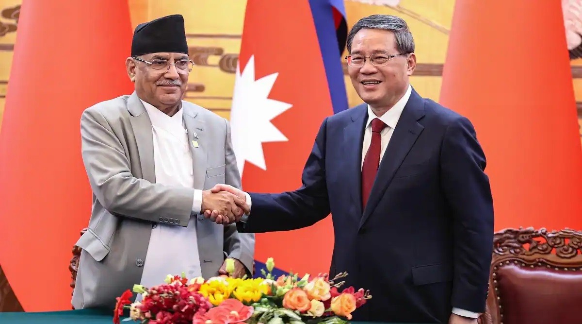 (09.26) Thủ tướng Nepal Pushpa Kamal Dahal Prachanda và người đồng cấp chủ nhà Lý Cường trong cuộc gặp ngày 25/9 tại Bắc Kinh, Trung Quốc. (Nguồn: PTI)