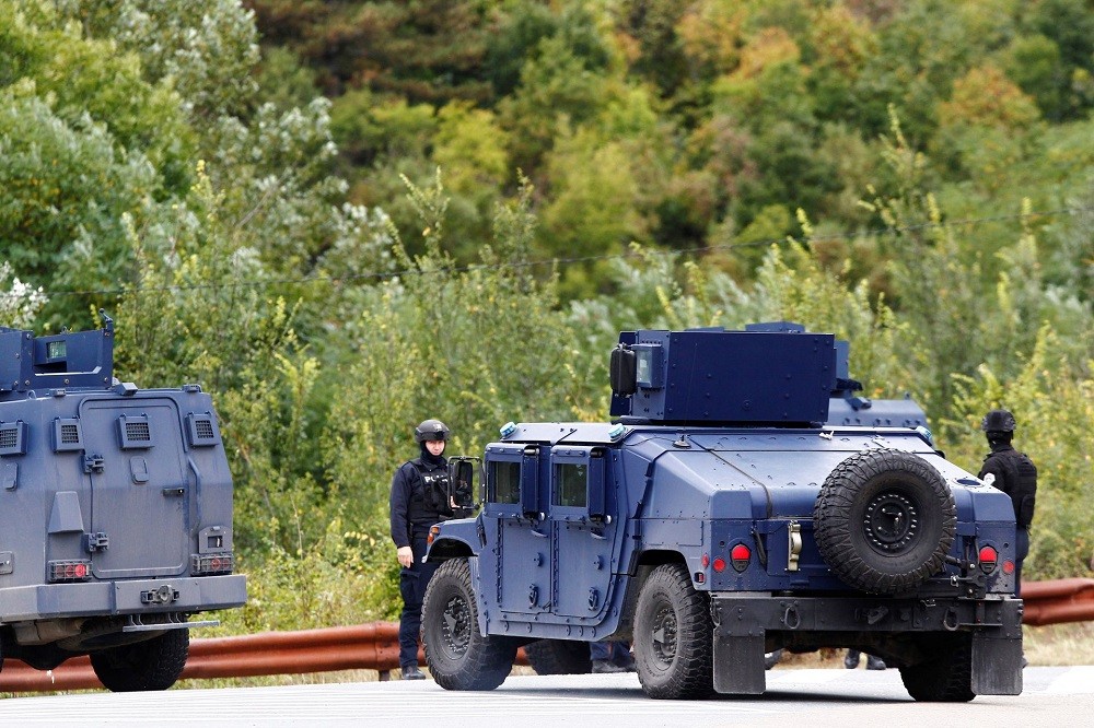 (09.26) Căng thẳng Serbia-Kosovo đã gia tăng sau vụ đụng độ tại nhà thờ Banjska gần biên giới hai bên - Ảnh: Lực lượng an ninh Kosovo tuần tra gần khu vực đụng độ. (Nguồn: Reuters)