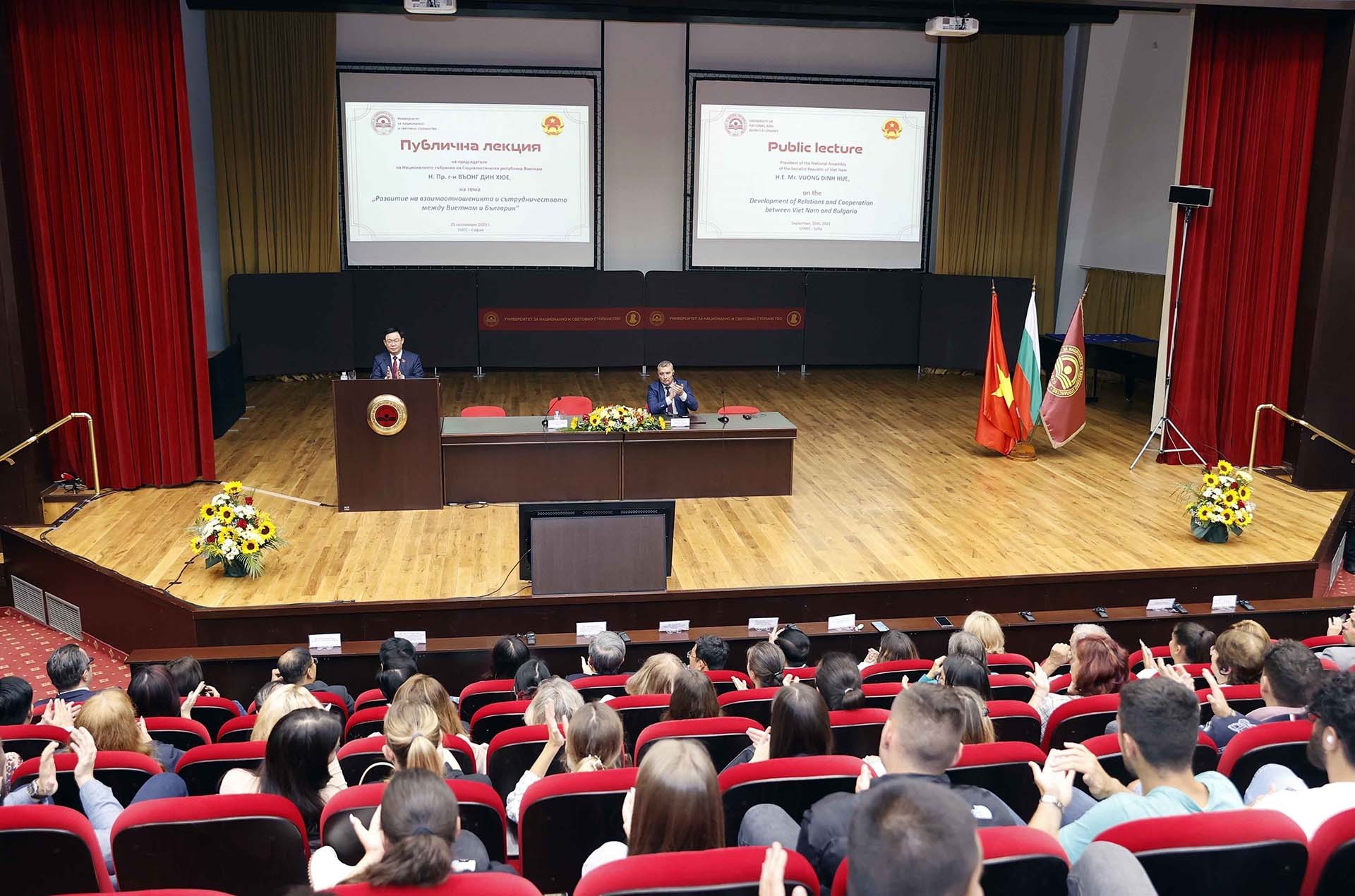 Quang cảnh Chủ tịch Quốc hội Vương Đình Huệ phát biểu chính sách về tình hình quan hệ song phương và hợp tác Việt Nam-Bulgaria. (Nguồn: TTXVN)