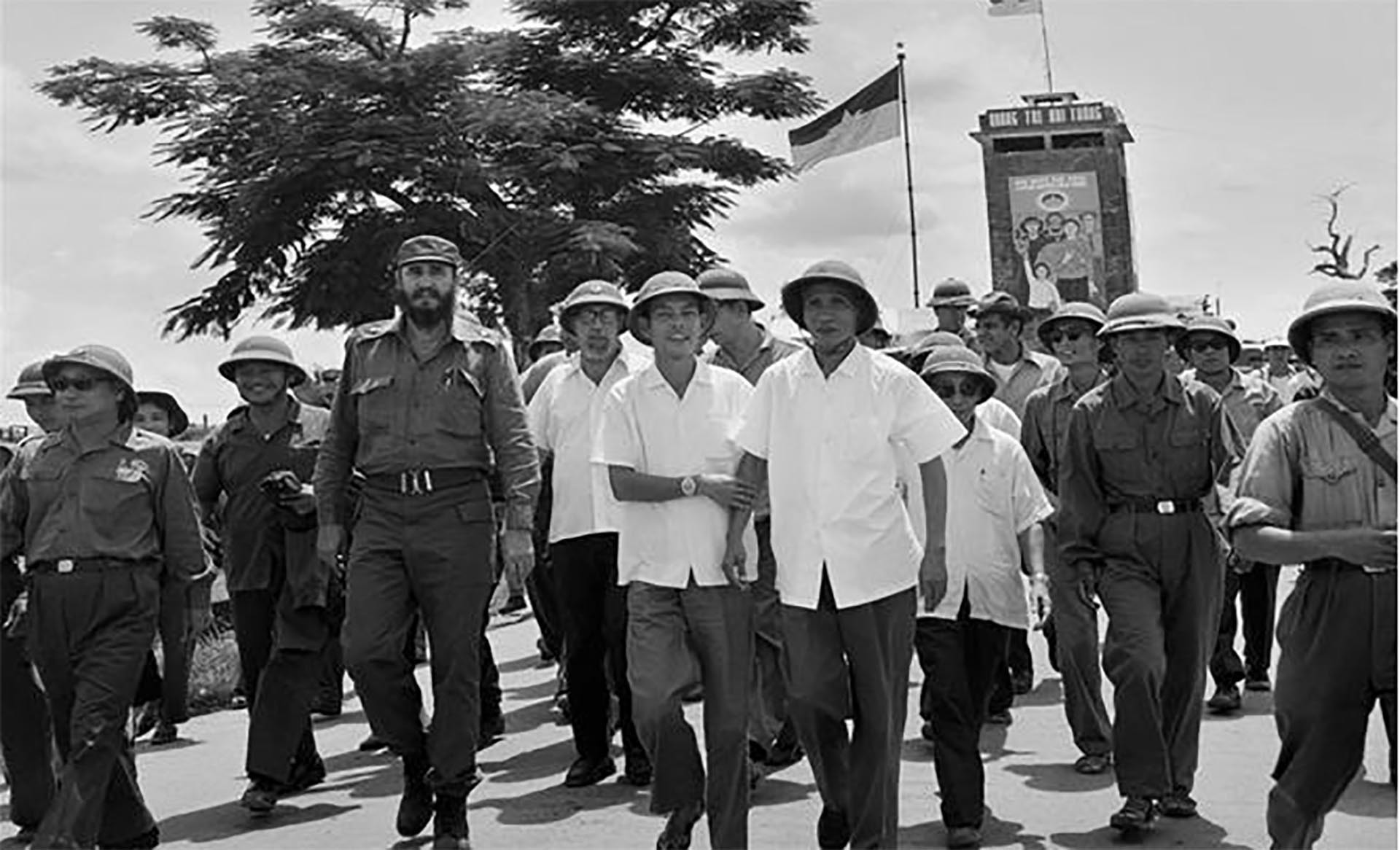 Thủ tướng Phạm Văn Đồng và Thủ tướng Chính phủ Cách mạng Cuba Fidel  Castro thăm thị trấn Đông Hà bị chiến tranh tàn phá nặng nề trong chuyến thăm vùng giải phóng tại tỉnh Quảng Trị. (Nguồn: TTXVN)