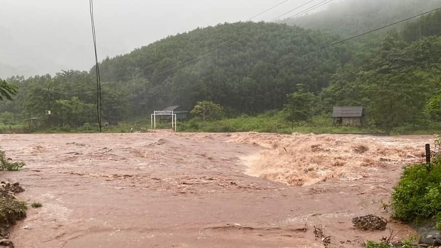 Áp thấp nhiệt đới: Mưa lớn tại Quảng Bình; cảnh báo lũ trên sông Gianh