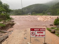 Áp thấp nhiệt đới: Mưa lớn tại Quảng Bình; cảnh báo lũ trên sông Gianh