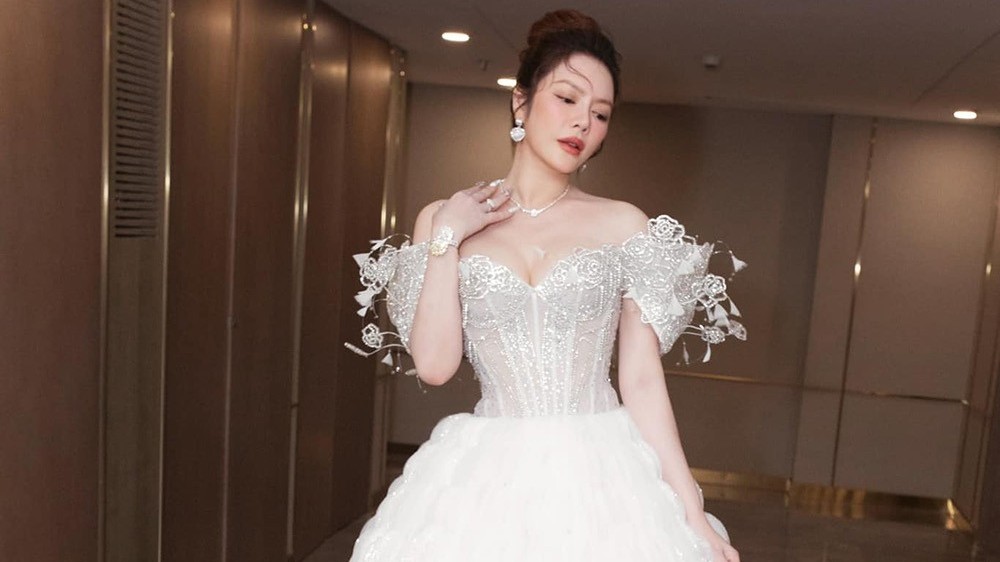 Sao Việt: Diễn viên Lý Nhã Kỳ kiêu kỳ với váy cô dâu, Hoa hậu Lê Hoàng Phương khoe vóc dáng quyến rũ