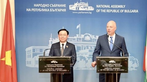 Vietnamese, Bulgarian top legislators hold joint press conference in Sofia