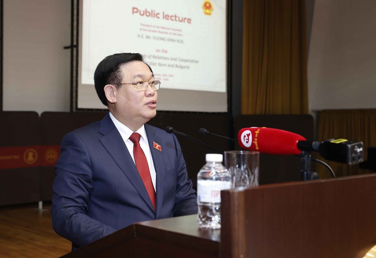 NA Chairman Vuong Dinh Hue delivers keynote policy speech in Sofia university