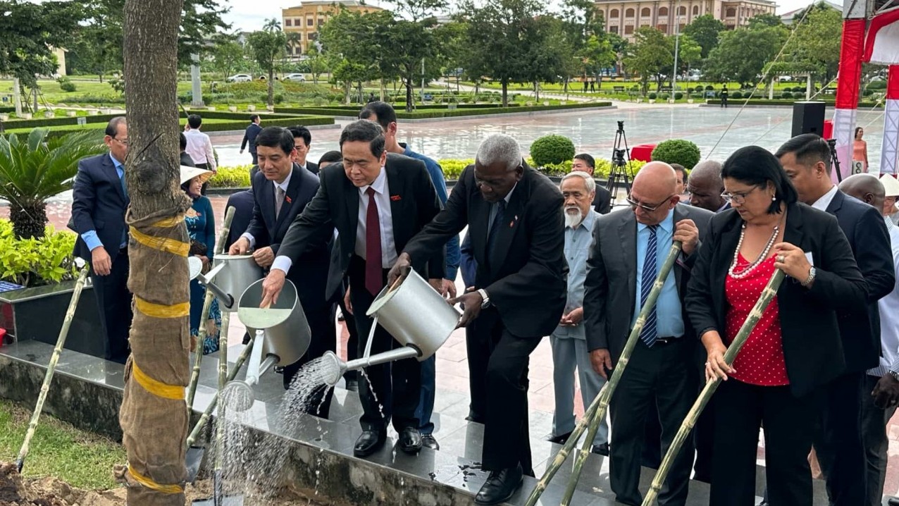 Leader of Cuban National Assembly Lazo Hernandez wraps up Vietnam visit