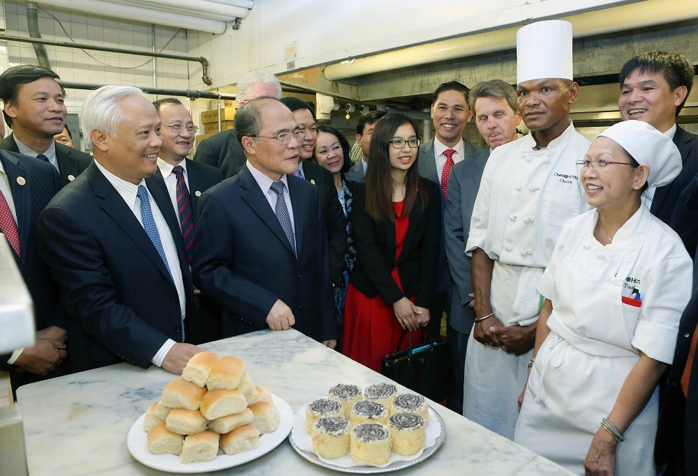(09.26) Chủ tịch Quốc hội Nguyễn Sinh Hùng nói chuyện với các đầu bếp gốc Việt tại khách sạn Omni Parker nơi Bác Hồ từng làm việc ngày 5/9/2015. (Nguồn: TTXVN)