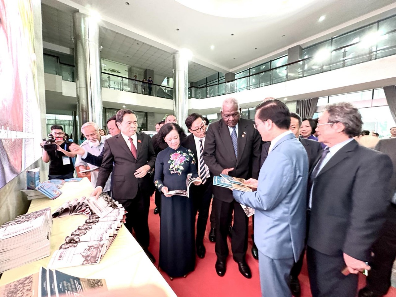 Bộ Ngoại giao trao tặng ấn phẩm đặc biệt kỷ niệm 50 năm Lãnh tụ Fidel thăm Việt Nam cho đồng chí Trương Thị Mai và Chủ tịch Quốc hội Cuba