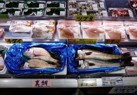 Hải sản đánh bắt tại địa phương được bày bán ở chợ cá và khu ẩm thực Hamanoeki ở Soma, tỉnh Fukushima, Nhật Bản, ngày 31/8. (Nguồn: Reuters)