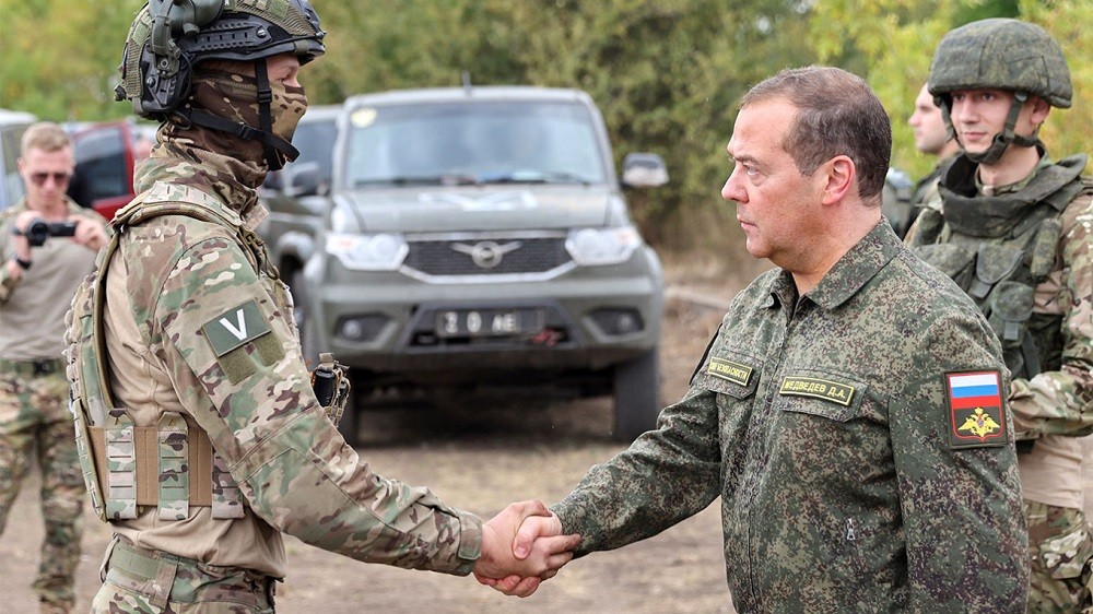 (09.27) Phó Chủ tịch Hội đồng An ninh Nga Dmitry Medvedev (phải) thăm Donetsk. (Nguồn: TASS)