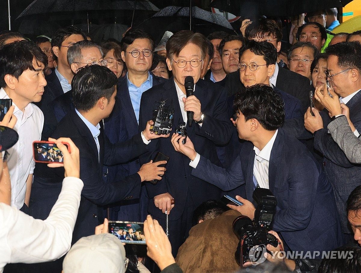 Lee Jae-myung, chủ tịch Đảng Dân chủ (DP) đối lập chính, phát biểu với báo chí khi bước ra khỏi cơ sở giam giữ ở ngoại ô Seoul vào ngày 27 tháng 9 năm 2023. (Yonhap)