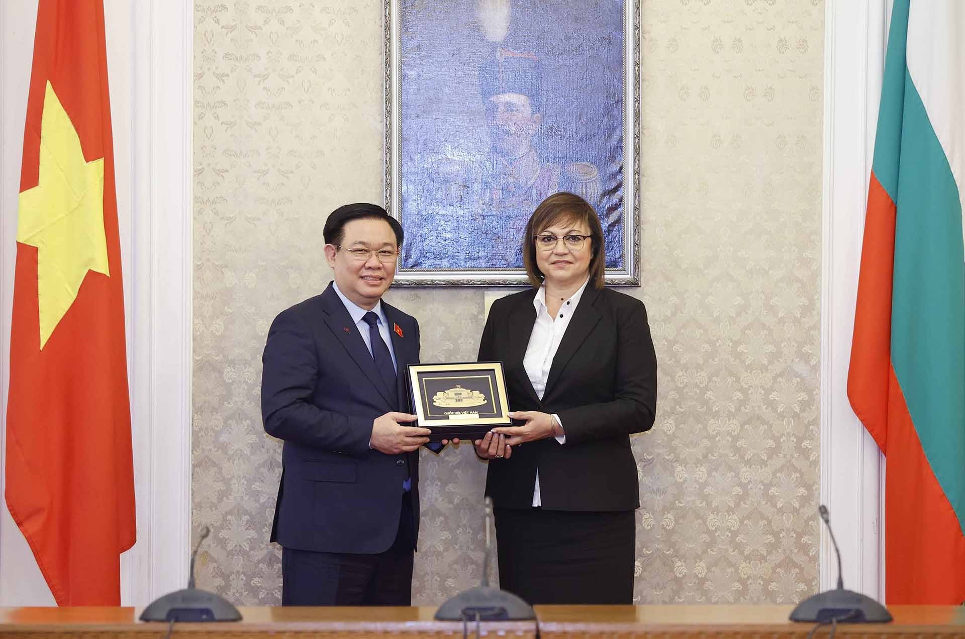 Chủ tịch Quốc hội Vương Đình Huệ tặng quà lưu niệm bà Kornelya Ninova, Chủ tịch Đảng BSP, Chủ tịch Nhóm nghị sĩ BSP vì Bulgaria. (Nguồn: TTXVN)