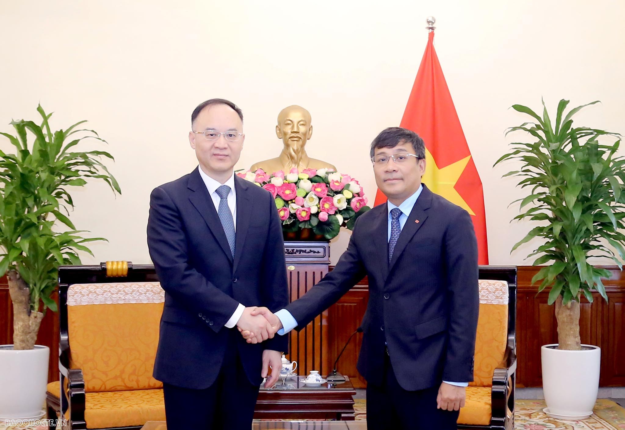 Deputy FM Nguyen Minh Vu receives Chinese Assistant Foreign Minister Nong Rong in Hanoi