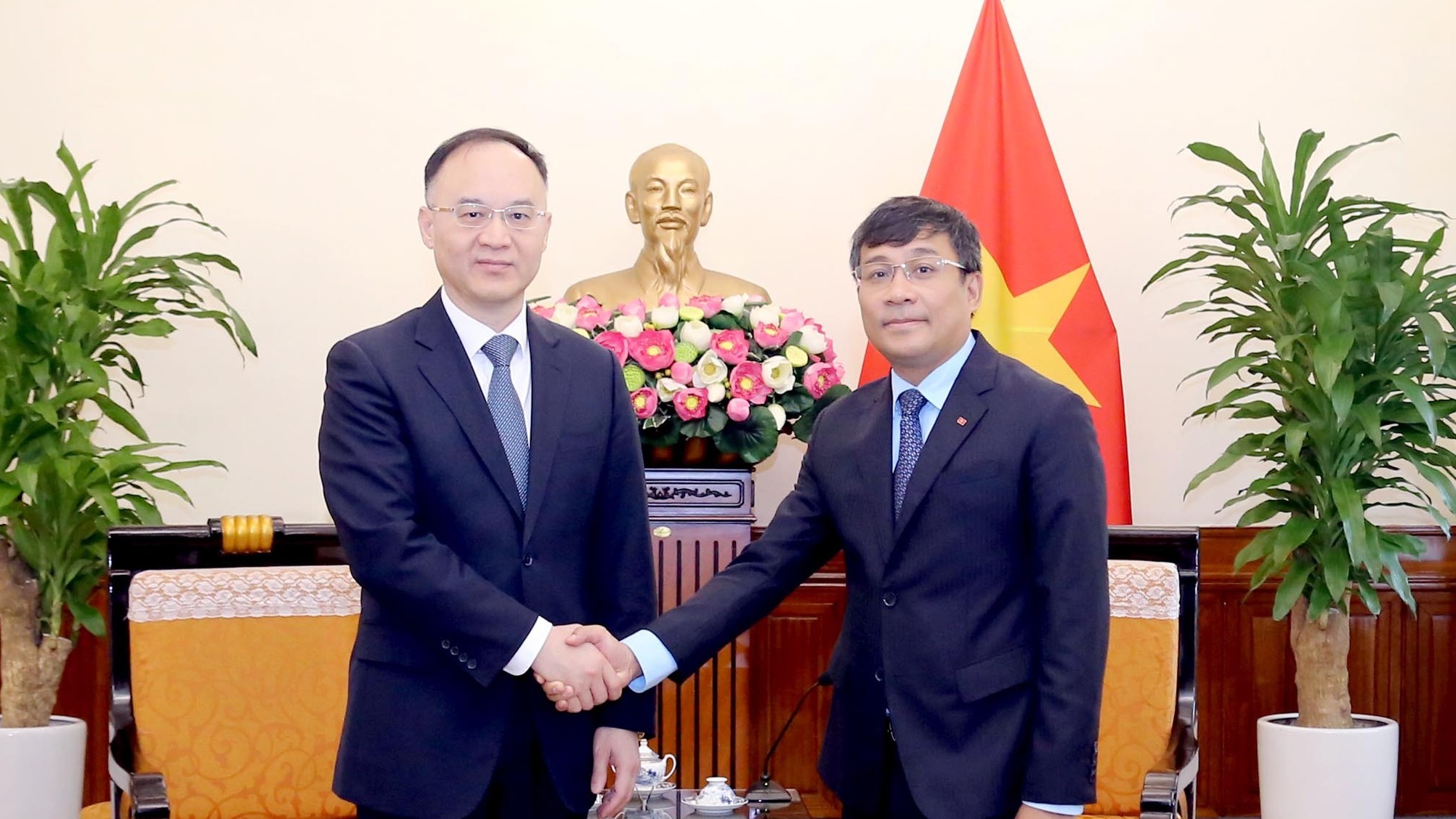 Thứ trưởng Thường trực Bộ Ngoại giao Nguyễn Minh Vũ tiếp và hội đàm với Trợ lý Bộ trưởng Ngoại giao Trung Quốc Nông Dung