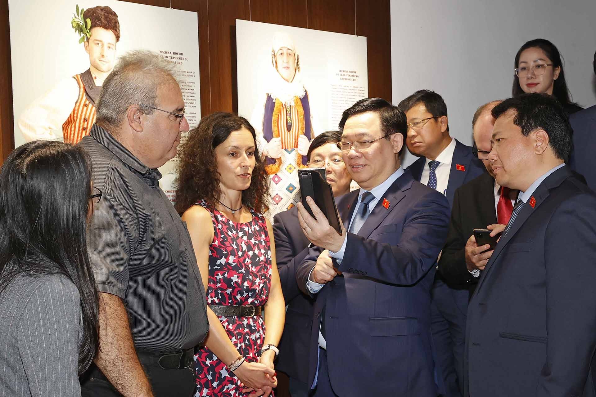 Chủ tịch Quốc hội Vương Đình Huệ thăm Bảo tàng Dân tộc học vùng Burgas. (Nguồn: TTXVN)