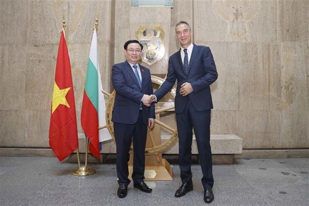 NA Chairman Vuong Dinh Hue met leader of Bulgarian Socialist Party