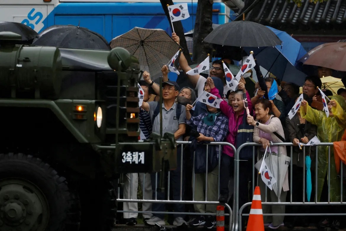 Đám đông kéo đến xem khí tài quân sự bất chấp thời gian tiết kiệm [Kim Soo-hyeon/Reuters]