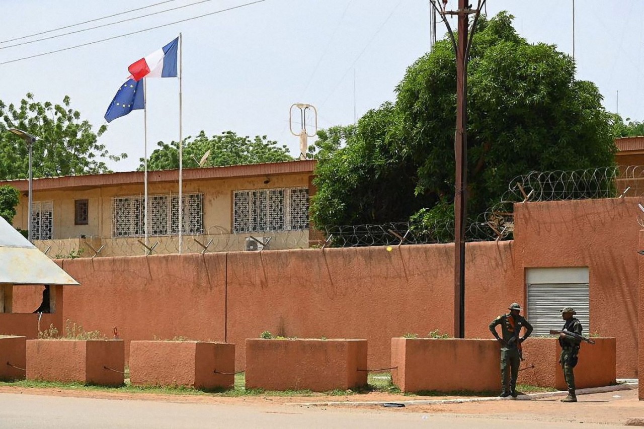 Đại sứ quán Pháp ở Niamay, Niger ngày 28/8/2023. (Nguồn: AFP)