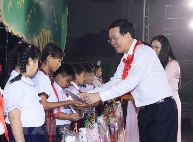 President attends mid-autumn event in Binh Phuoc