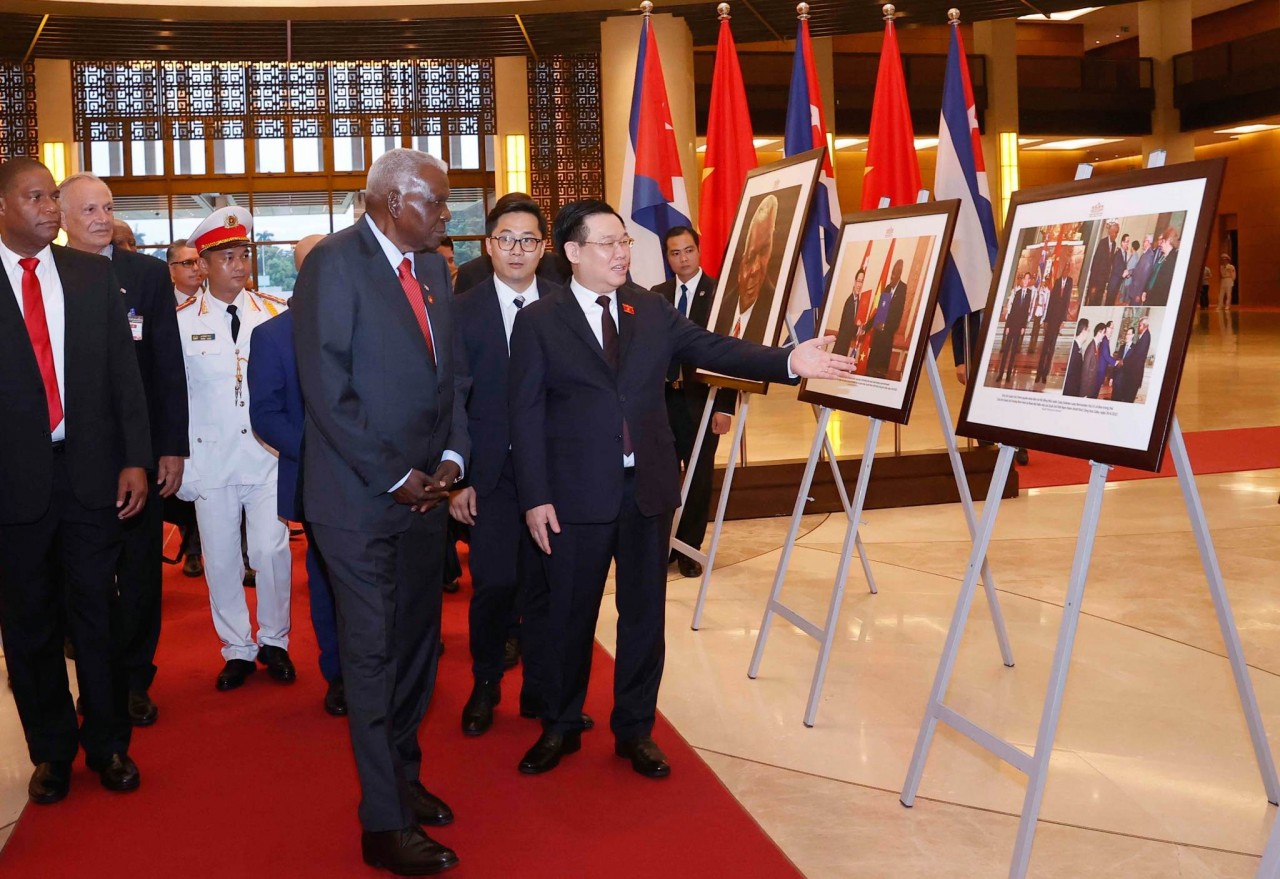 Hai Chủ tịch Quốc hội tham quan triển lãm tranh những dấu mốc quan trọng trong quan hệ Việt Nam-Cuba. (Nguồn: TTXVN)