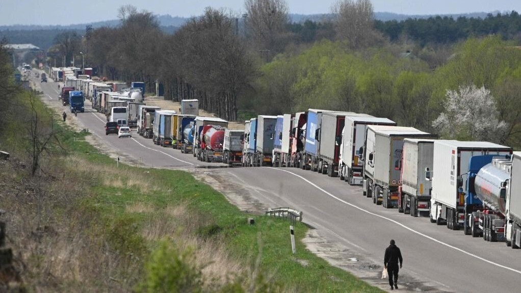 Căng thẳng Ukraine-Ba Lan: Sau 'khẩu chiến', Warsaw bắn mũi tên trúng ba đích, xoa dịu mâu thuẫn vì ngũ cốc