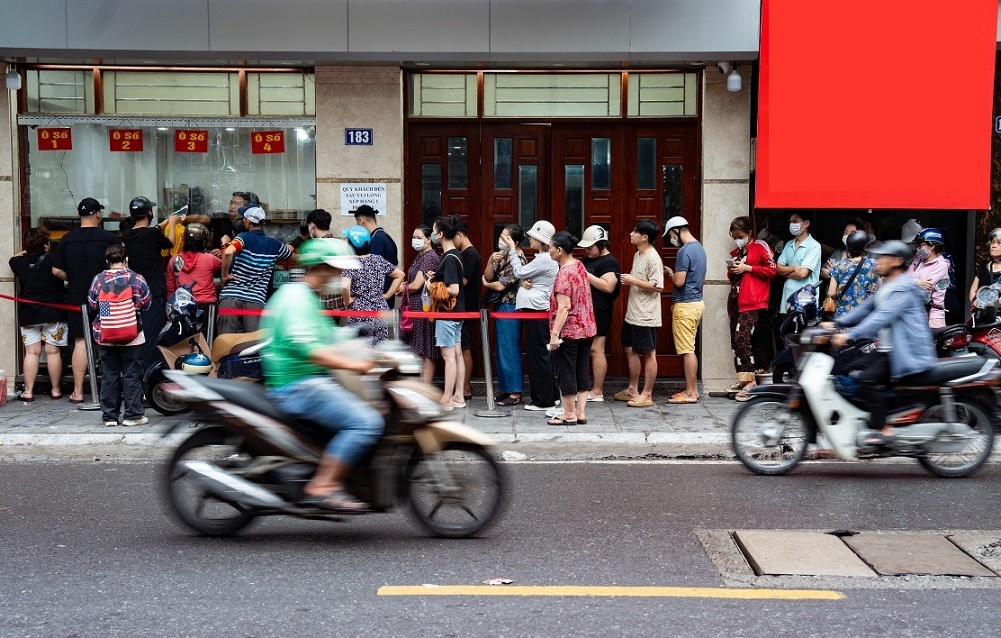 14h30 ngày 27/9, trước Tết Trung Thu 2 ngày, dòng người xếp hàng dài cả trăm mét, kiên nhẫn chờ đến lượt mua bánh Trung Thu trên phố Thụy Khuê (quận Tây Hồ).