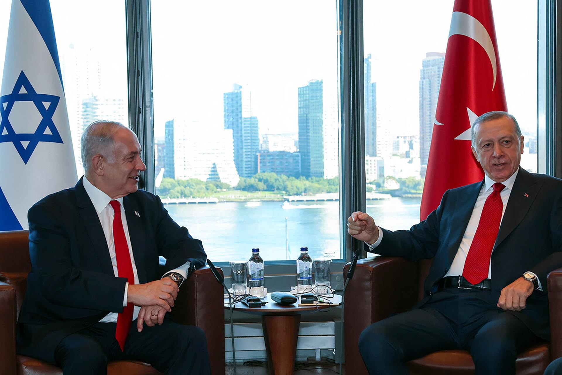 Thủ tướng Israel Benjamin Netanyahu và Tổng thống Thổ Nhĩ Kỳ Tayyip Erdogan trong cuộc gặp ngày 19/9 tại New York, Mỹ. (Nguồn: AFP)