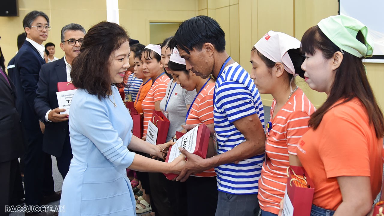 Đoàn Bộ Ngoại giao và Ngoại giao đoàn thăm, tặng quà công nhân nghèo tỉnh Vĩnh Phúc