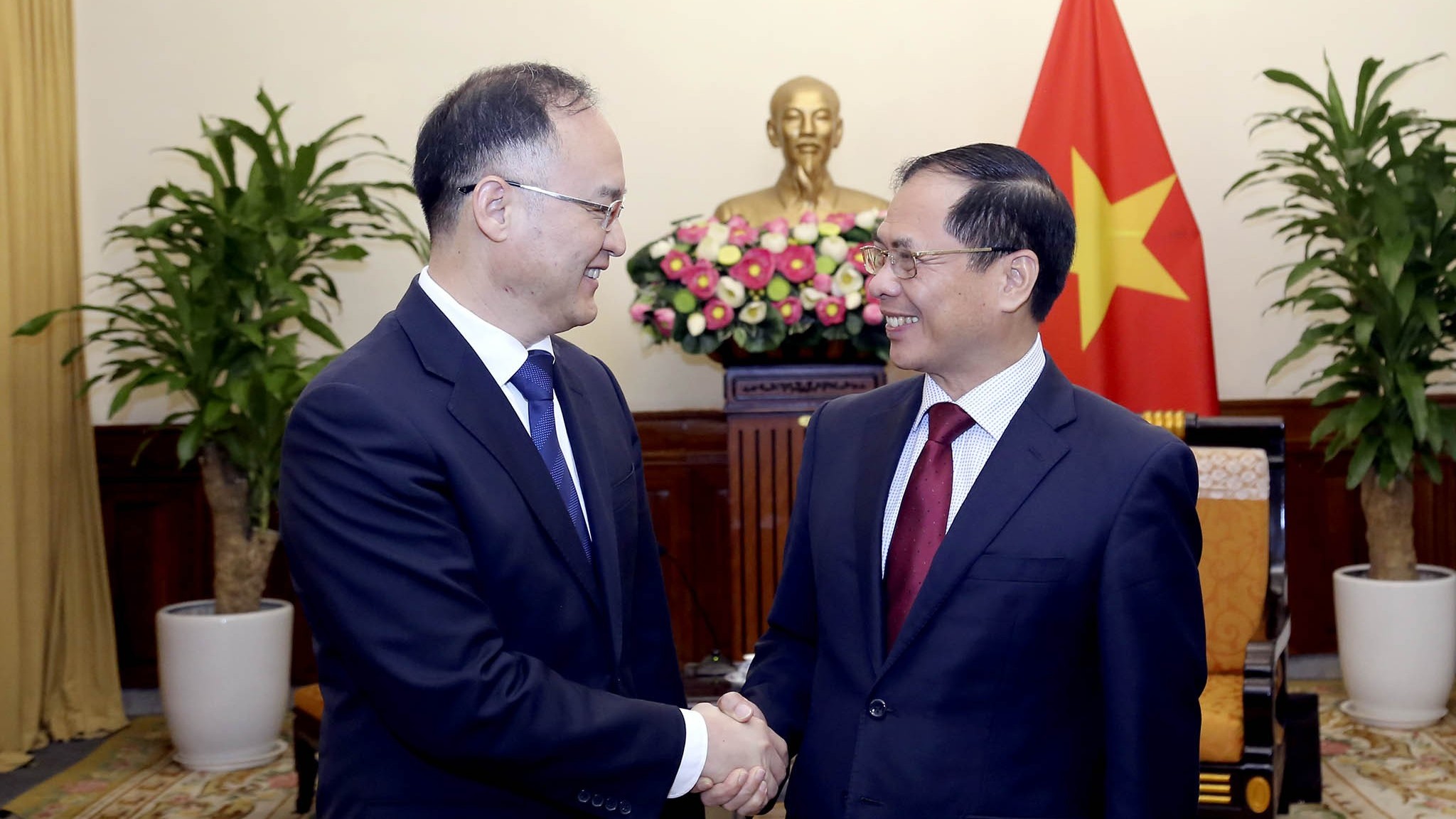 Việt Nam nhất quán coi việc phát triển quan hệ với Trung Quốc là ưu tiên hàng đầu