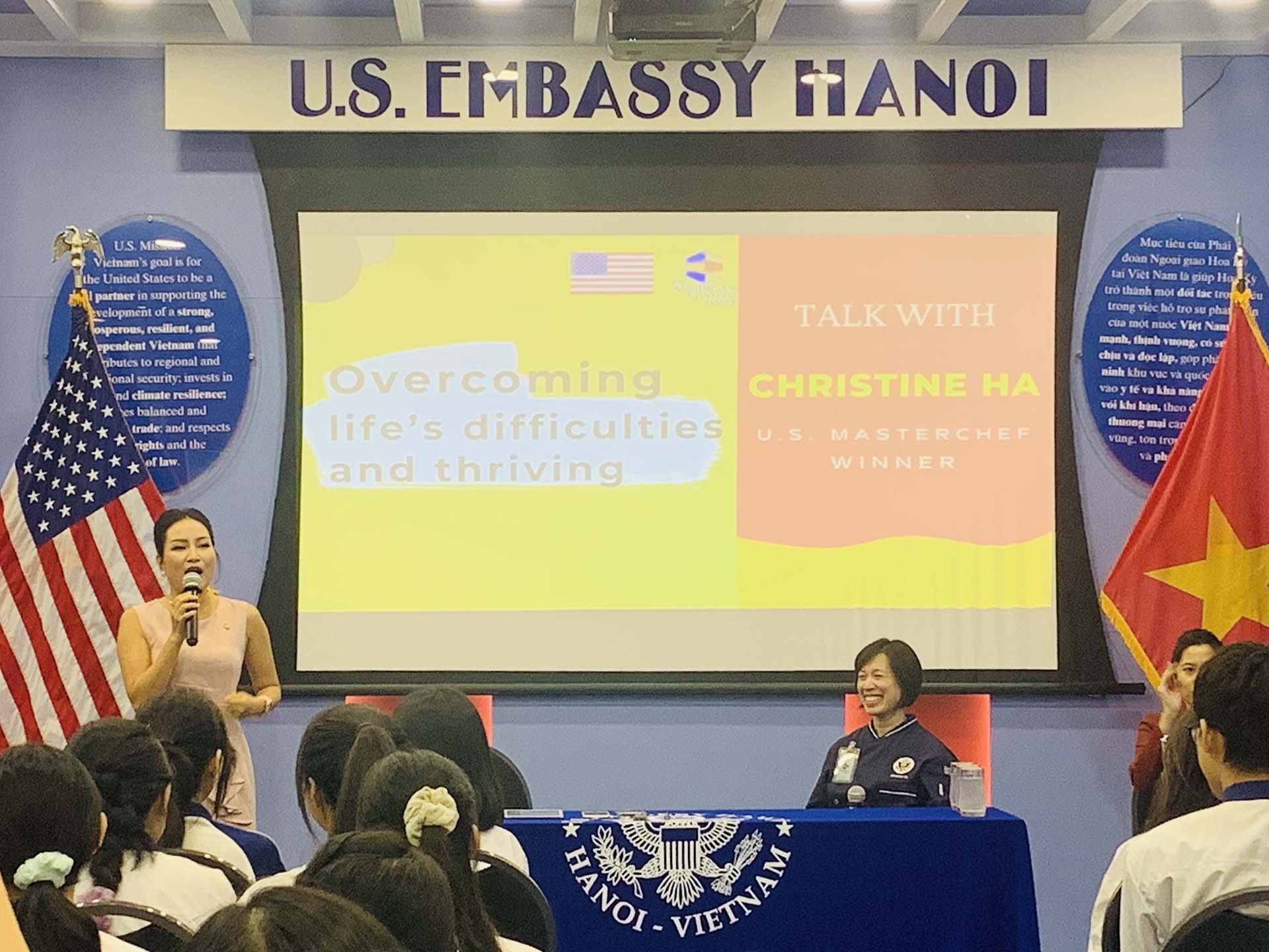Christine Hà nói chuyện tại Đại sứ quán Mỹ tại Hà Nội. (Ảnh: Hà Anh)