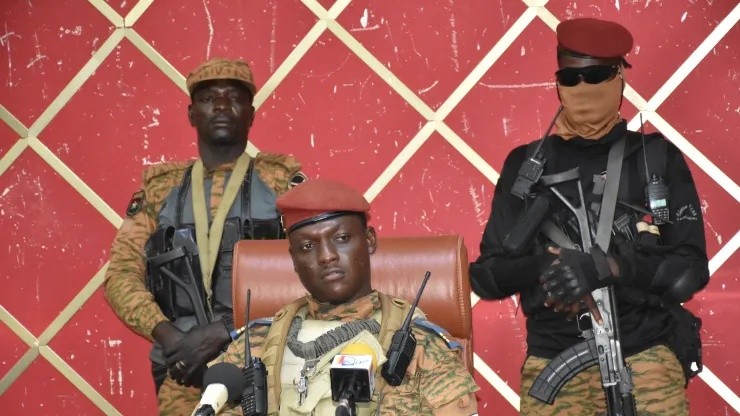 Nhà cai trị quân sự của Burkina Faso, Đại úy Ibrahim Traore tổ chức một cuộc họp báo vào tháng 10 năm 2022 tại Ouagadougou, Burkina Faso [File: Anadolu Agency]