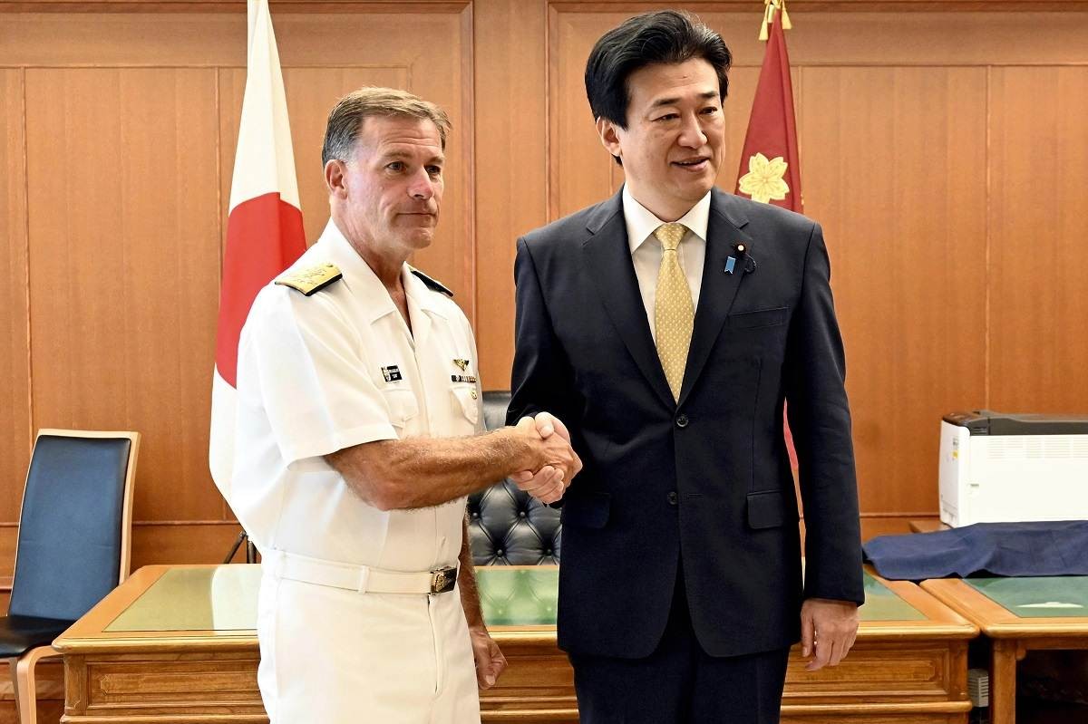 Bộ trưởng Quốc phòng Nhật Bản Minoru Kihara và John Aquilino, Tư lệnh Bộ Tư lệnh Ấn Độ Dương-Thái Bình Dương của Mỹ tại Tokyo ngày 27/9/2023. (Nguồn: Yomiuri Shimbun)