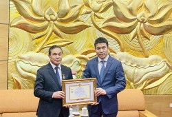 Trao tặng Kỷ niệm chương ‘Vì hòa bình, hữu nghị giữa các dân tộc’ cho Đại sứ Lào