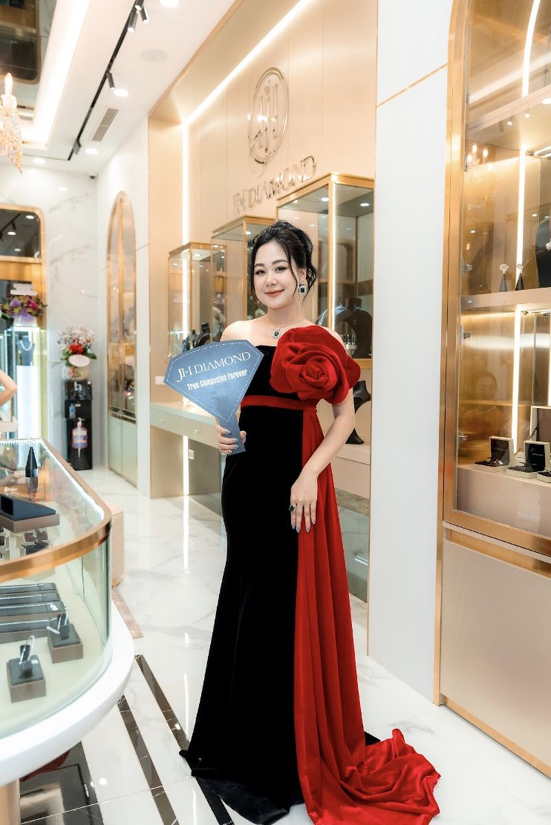 Á hậu Doanh nhân 2022 Đỗ Thị Vân Anh tại Showroom JH Diamond – 29 Hàng Khoai