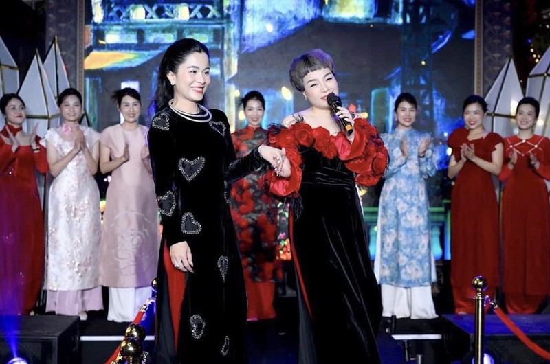 Ca sĩ Ngọc Khuê biểu diễn ca khúc Hà nội 12 mùa hoa cùng các MC – BTV của các đài truyền hình trong BST áo dài của NTK Ngô Diễm Hương