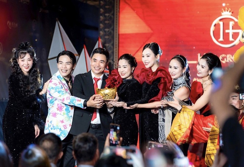 Các khách mời quan trọng cùng vợ chồng NTK Ngô Diễm Hương thực hiện nghi thức trang trọng đánh dấu sự ra đời của JH Diamond