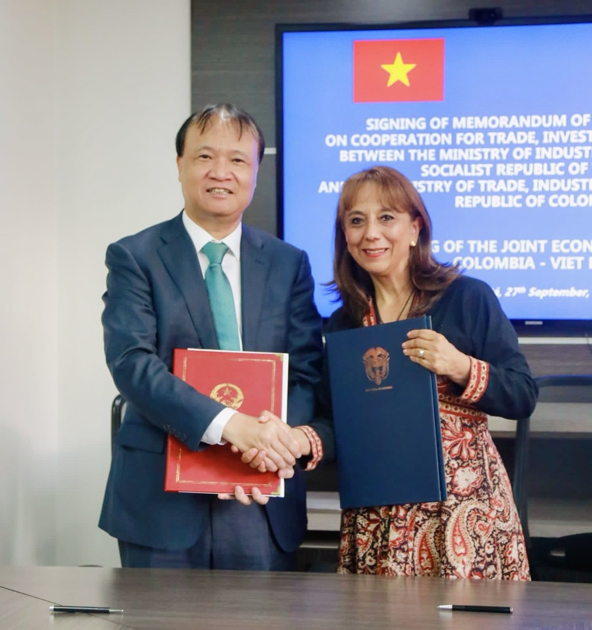 Vietnam, Colombia Deputy Ministers signed MoU on trade, investment, industrial cooperation