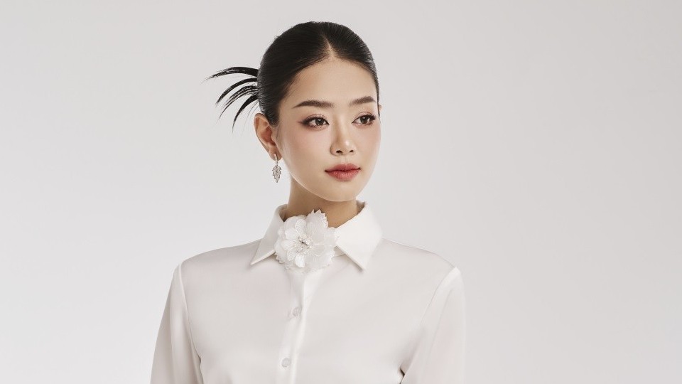 Á hậu Bùi Khánh Linh thanh lịch làm mẫu, giới thiệu bộ sưu tập thời trang Thu Đông 2023