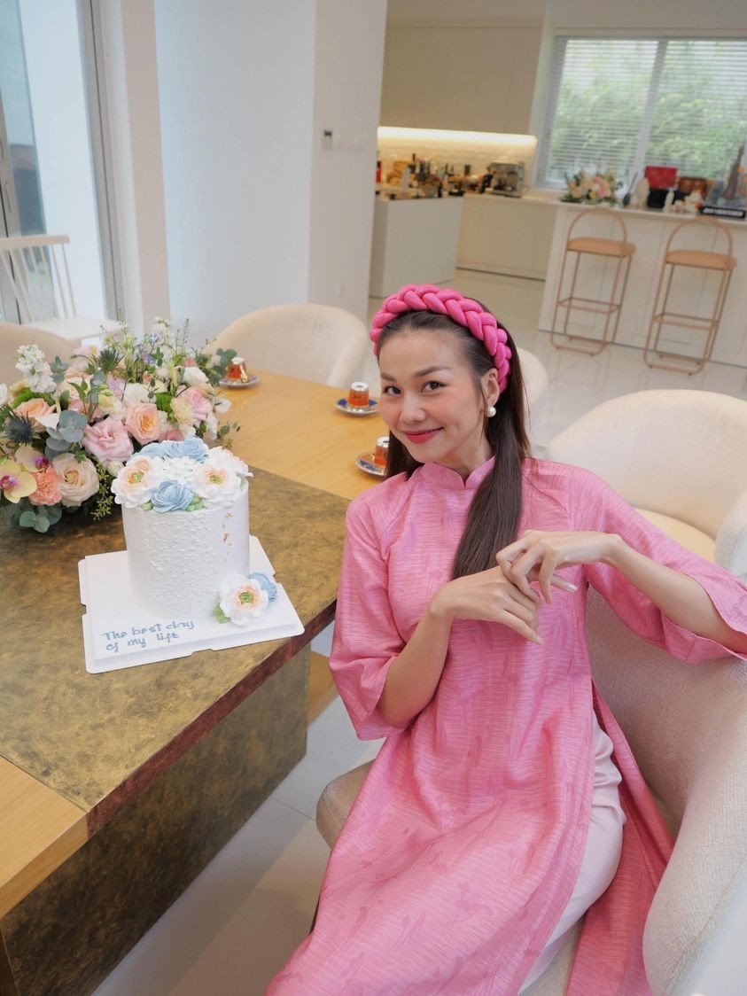 Siêu mẫu Thanh Hằng xinh đẹp dịu dàng trong bộ áo dài hồng cánh sen.